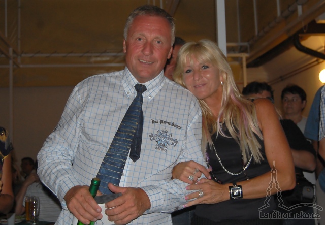 17-mirek topolanek se vyfotografoval s navstevniky besedy.jpg